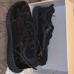 Black shinny tennis shoes